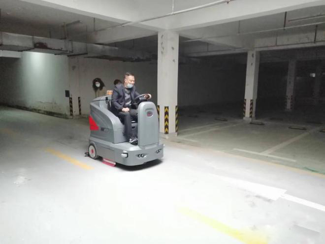 龙岩小区物业保洁不用人力改用驾驶式洗地机了